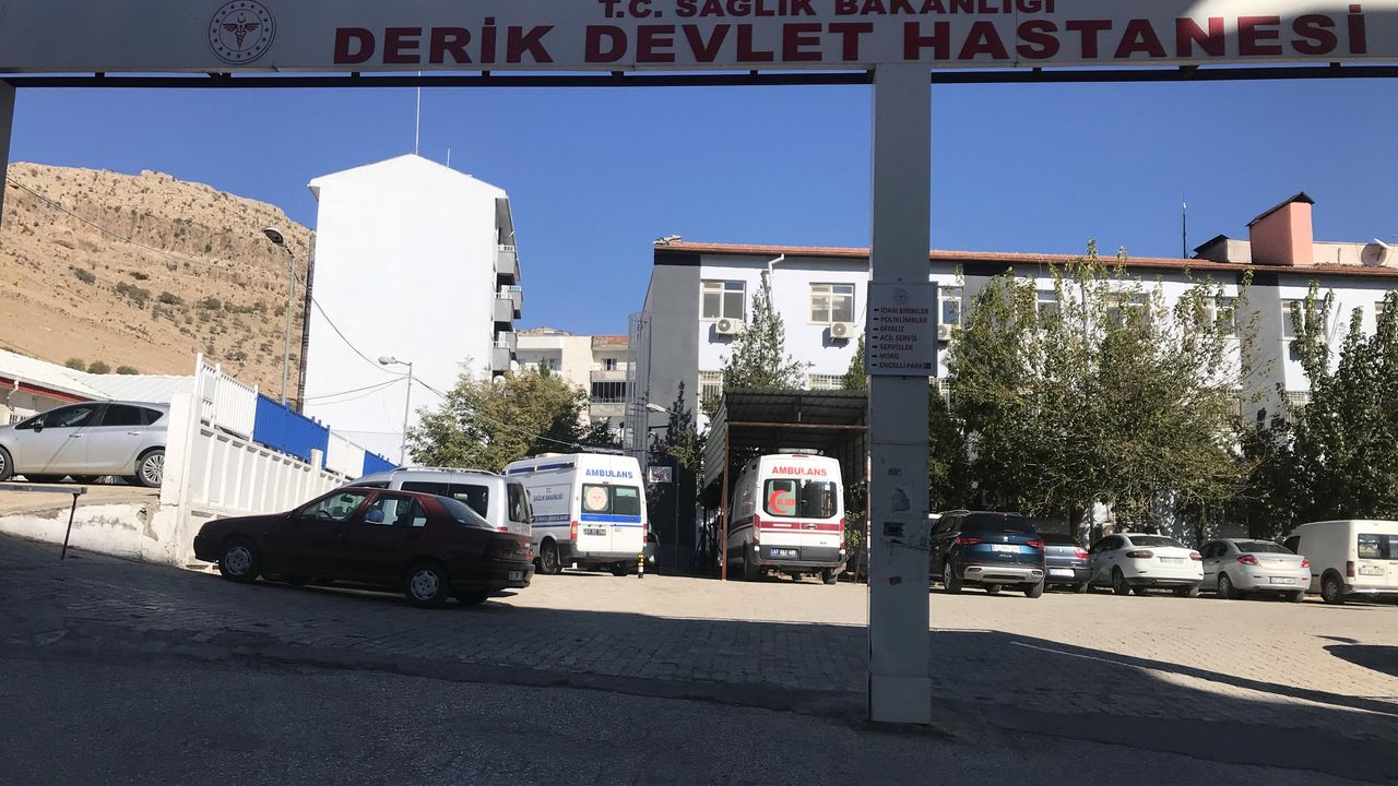 Mardin'de otomobil durağa daldı: 4 yaralı
