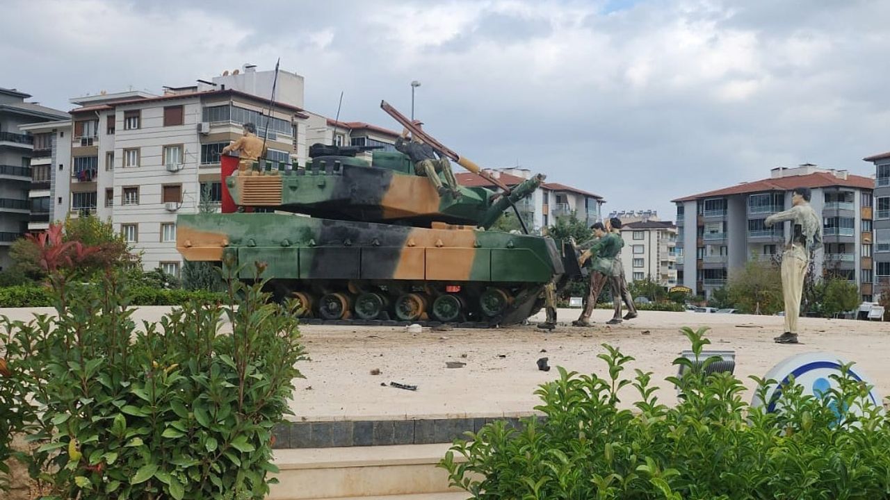 Otomobil tank anıtına çaparak alev aldı