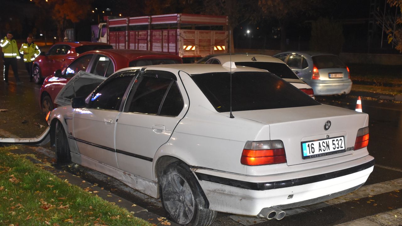 Sivas'ta 5 otomobil zincirleme kazaya karıştı