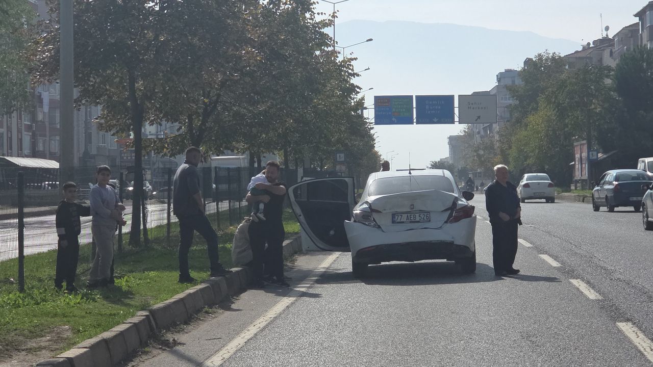 TIR, Kırmızı Işıkta Bekleyen Otomobile Çarptı