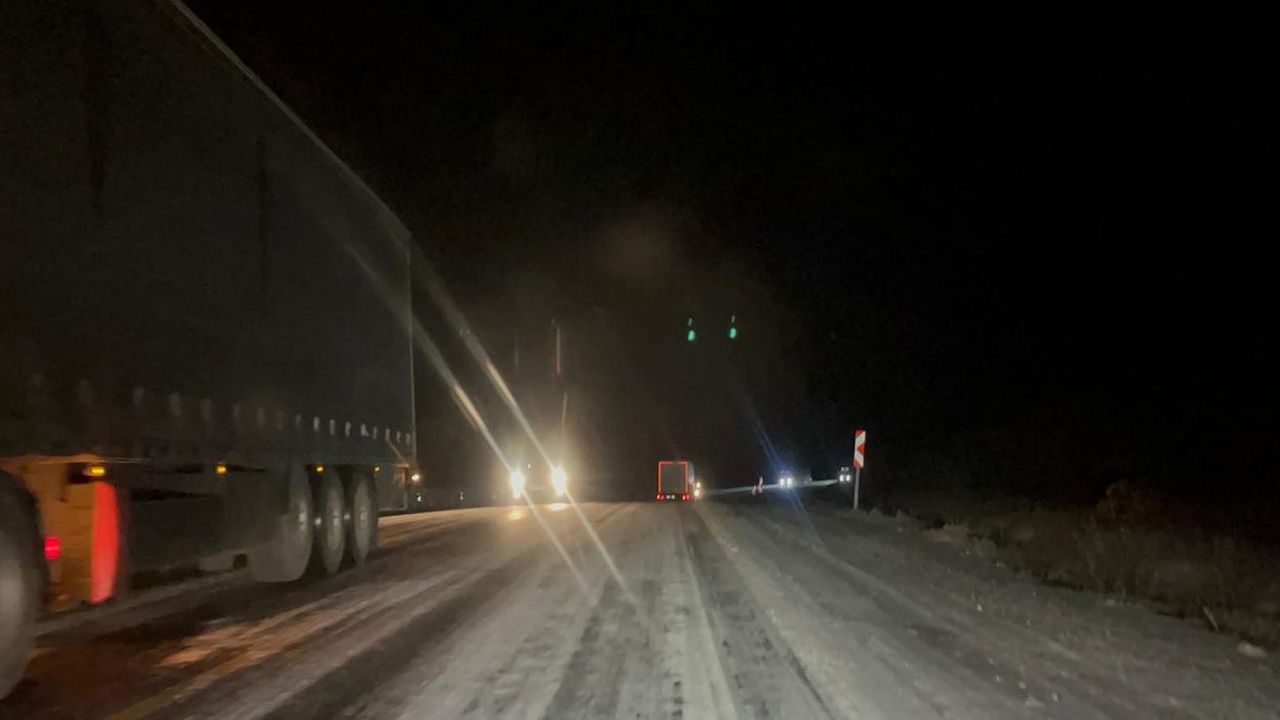 TIR'lar Ilgar Geçidi'nde mahsur kaldı