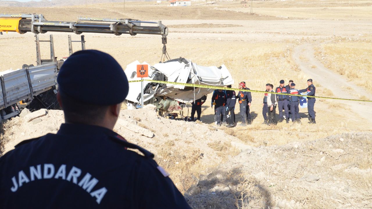 Toprak yığınına çarpan TIR'ın şoförü yaşamını yitirdi