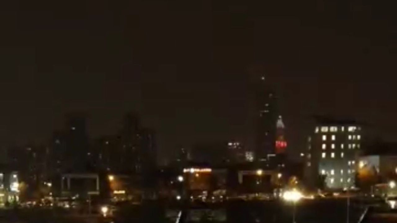 Ümraniye'de Finans Merkezi'nde bir binaya yıldırım düştü