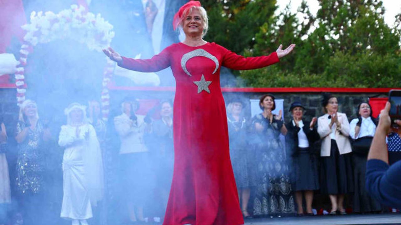 Cumhuriyet kadını, yaşlanmaz; olgunlaşır.