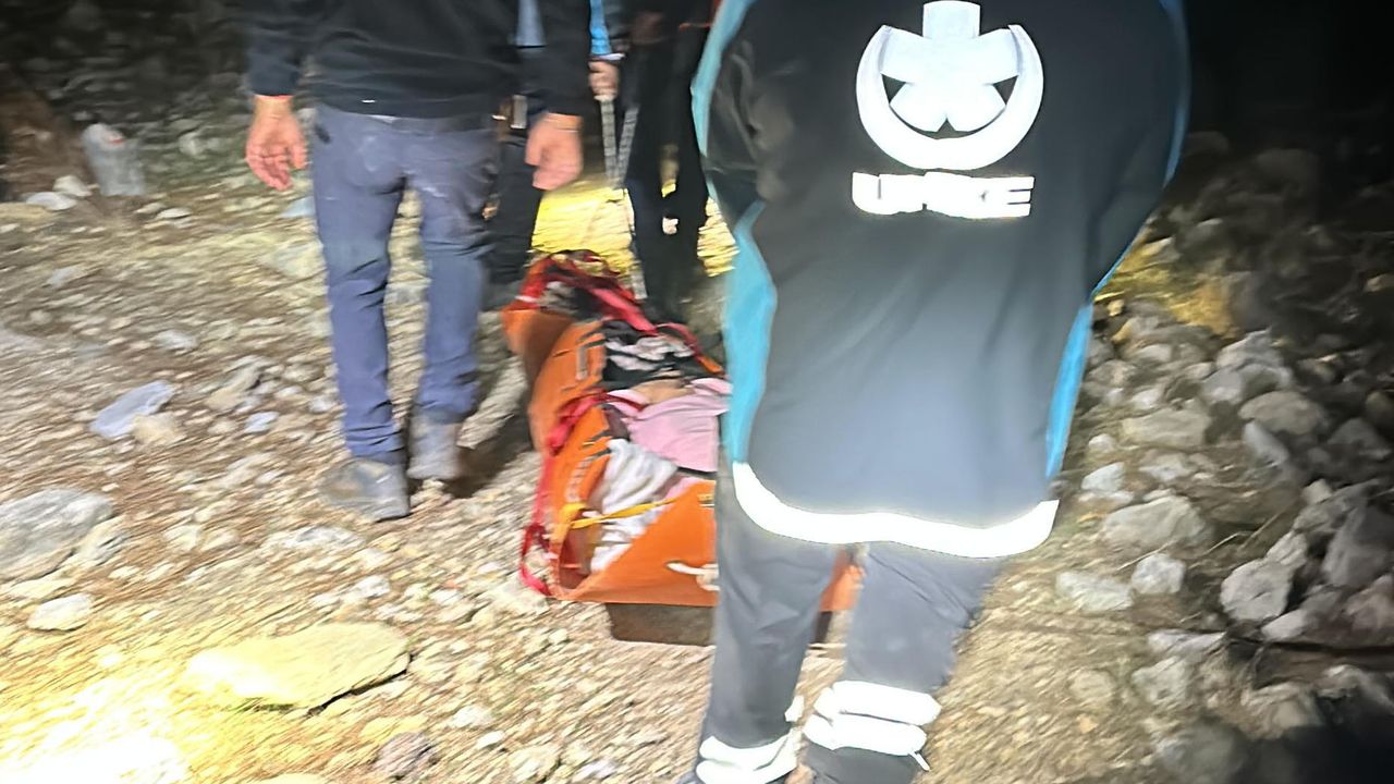Dağlık alanda yaralı olarak mahsur kalan turist, 5,5 saatte kurtarıldı
