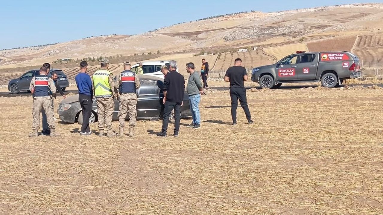 Kurtalan'da otomobil şarampole devrildi