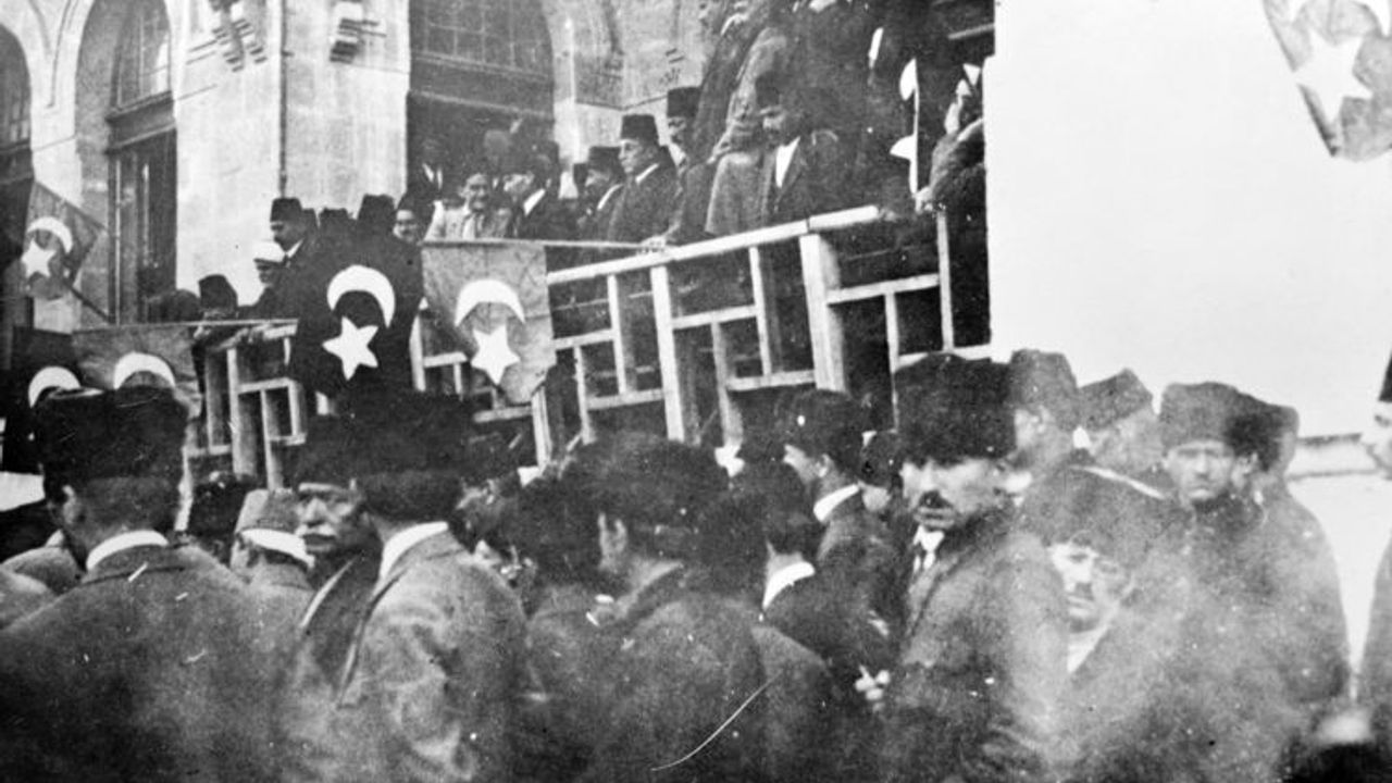 Cumhuriyet'in Doğuşu: Saltanatın Kaldırılması