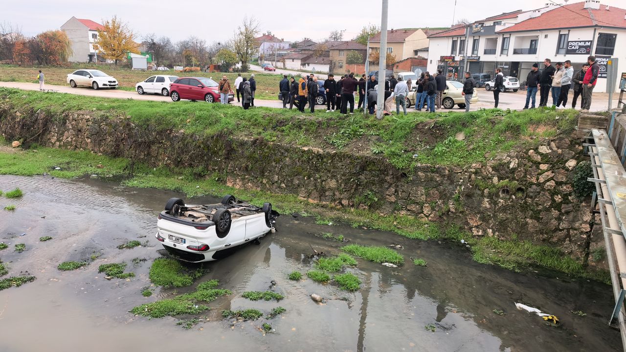 Bursa'da otomobil dere yatağına yuvarlandı