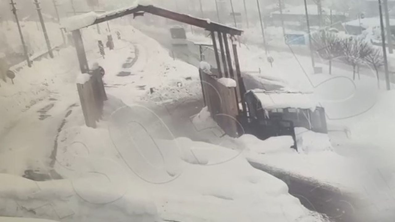 Bitlis'te yolcu otobüsü kulübeye çarptı