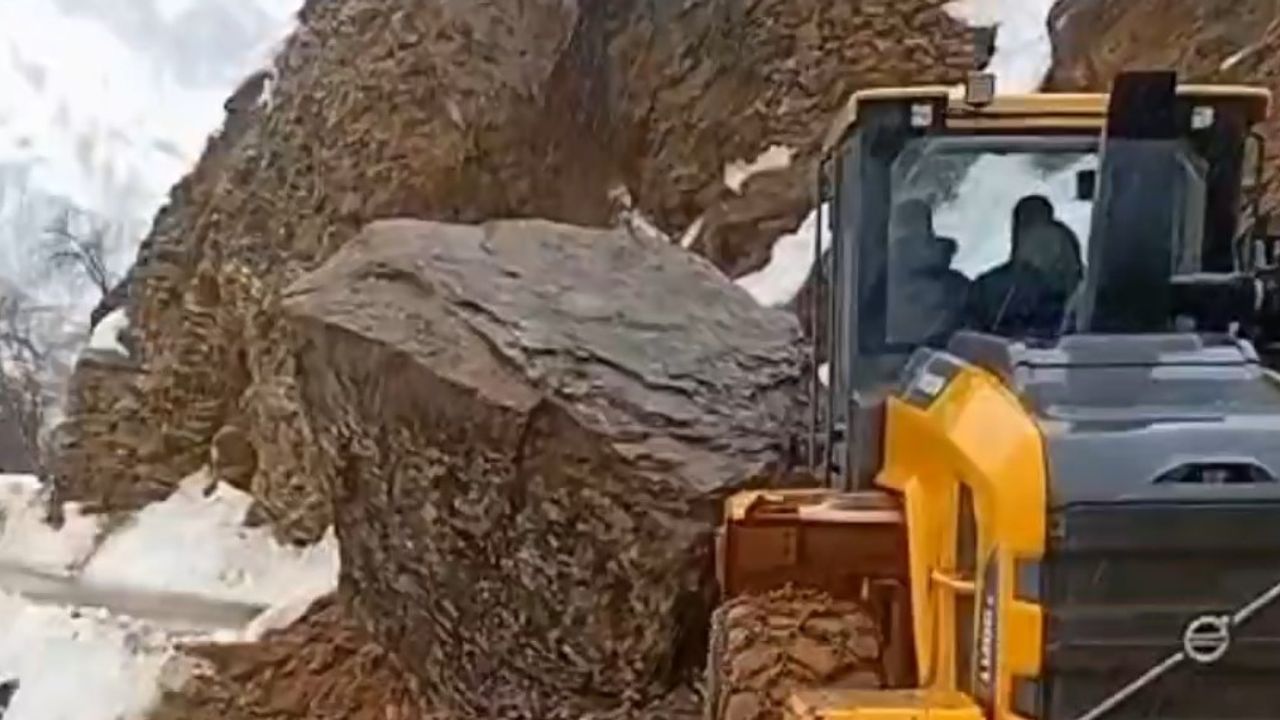 Bitlis'te heyelandan yollar kapandı