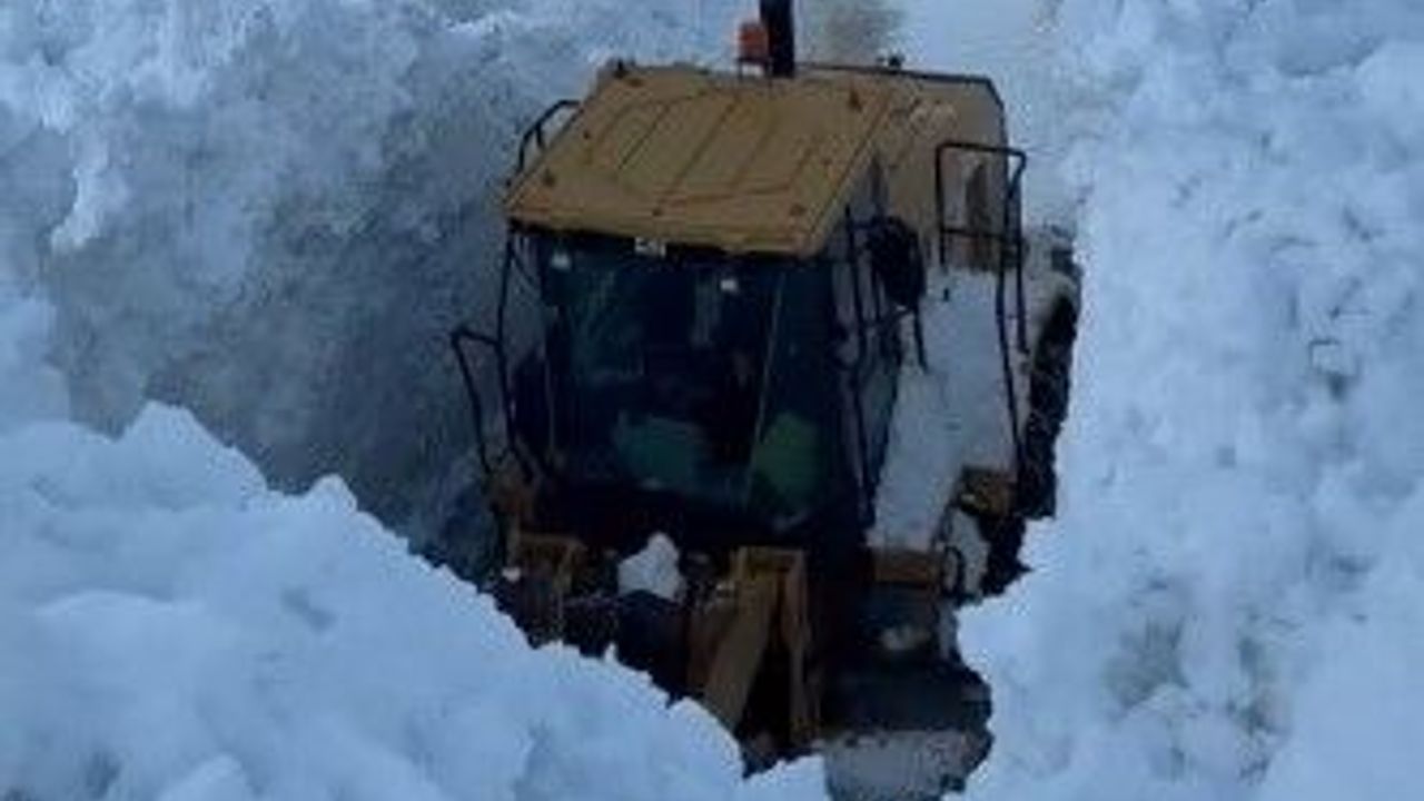 Bitlis'te kar yağışının ardından köy yoluna çığ düştü