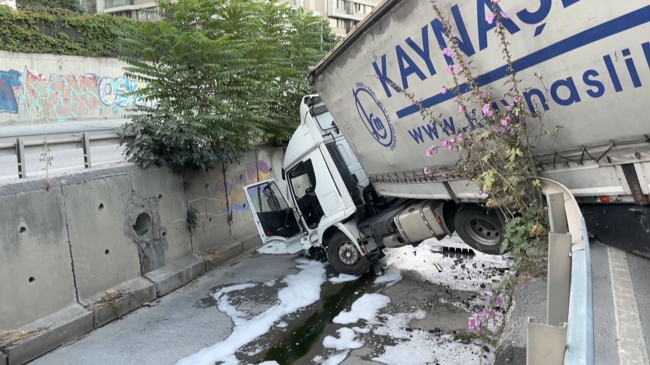 Esenler’de kumaş yüklü TIR dere yatağına düştü