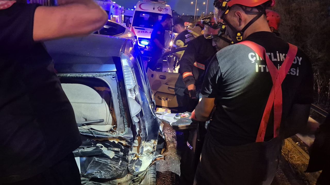 Yalova otoyolunda 8 araçlı çarpışma: 11 kişi hastanede