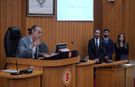 Erdal Beşikçioğlu gençlerle bir arada