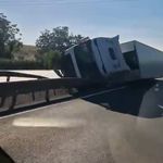Tır, Refüjdeki Bariyerlere Çarpıp Devrildi