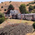 Yolcu treni hemzemin geçidindeki otomobile çarptı