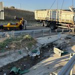 Çanakkale'de kamyon bariyerlere çarptı