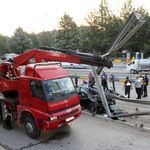 Isparta'da feci kaza: Bariyerlere çarpan araç ikiye bölündü