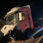 Lice'de TIR ve otomobil kafa kafaya çarpıştı