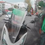 Başkentte motokurye, arkadaşına el işareti yaparken kaza yaptı