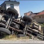 Beylikdüzü'nde beton mikseri şarampole devrildi