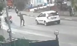 Kaza sonrası kaskını fırlatıp yumruk attı
