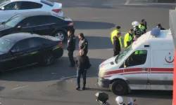 Otomobil, polis motosikletine çarptı