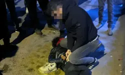 Polisi görünce uyuşturucu poşetini attı