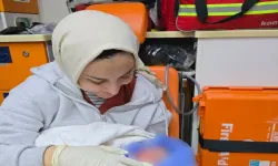 Ambulansta doğum yaptı