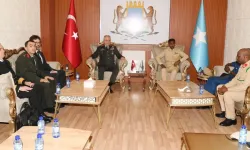 Orgeneral Gürak, Somali’de askeri törenle karşılandı