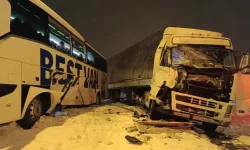 Bitlis'te yolcu otobüsü ile TIR çarpıştı
