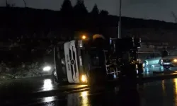 Beton mikserine otomobil çarptı