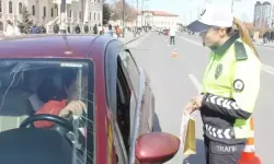 Polisten kadın sürücülere hediye