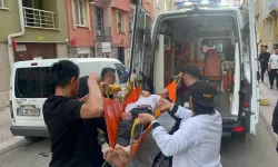 Ev arkadaşlarını bıçakladı