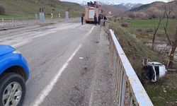 Köprüden düşen otomobilde 2 kişi yaralandı