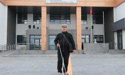 Görme engelli müzik öğretmeni, özel öğrencilere ders veriyor