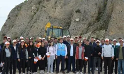 Van Gölü sahilinden kamyon dolusu çöp çıktı