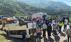 Hakkari'de feci kaza: 14 yaralı