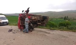 Otomobil ve kamyon çarpıştı