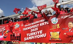 TEKNOFEST KKTC'de birinci olan öğrencilere üstü açık otobüsle şehir turu