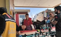 Bacağına korkuluk demiri saplandı