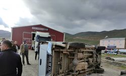 Bingöl'de Otomobil ve Kamyonet Çarpıştı