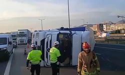 İstanbul Pendik'te TIR devrildi