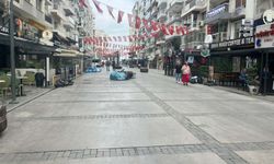 İzmir'de grevin 3'üncü gününde sokaklarda çöpler birikti