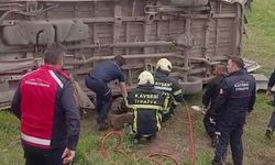 Kayseri'de öğrencileri taşıyan minibüs devrildi; 16 yaralı