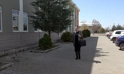 Kızıyla beraber üniversite okuyor