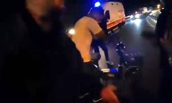 Motosikletli araçların altında kalmaktan son anda kurtuldu