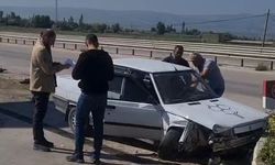 Otomobil bordür taşına çarptı