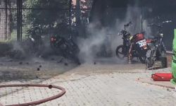 Park halindeki motosikletler alev aldı