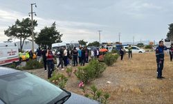 Servis minibüsü otomobille çarpıştı